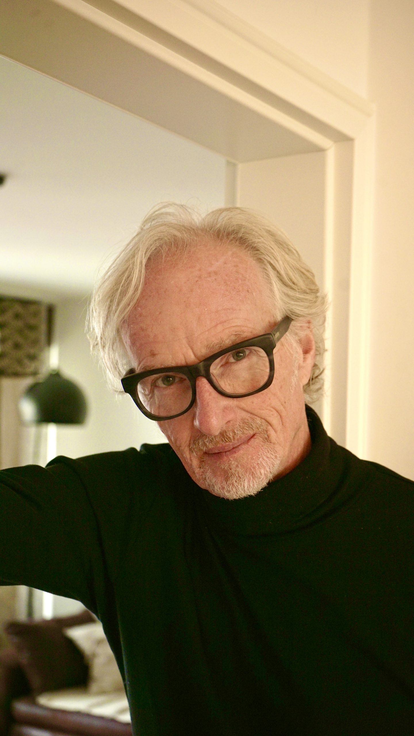 Porträt von Rocco Hauff mit Brille und schwarzem Rollkragenpullover